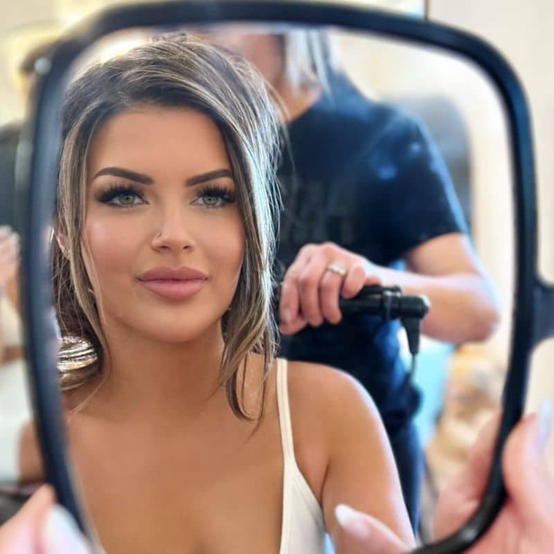 Reflection Of Sarah At The Salon 800&#215;800